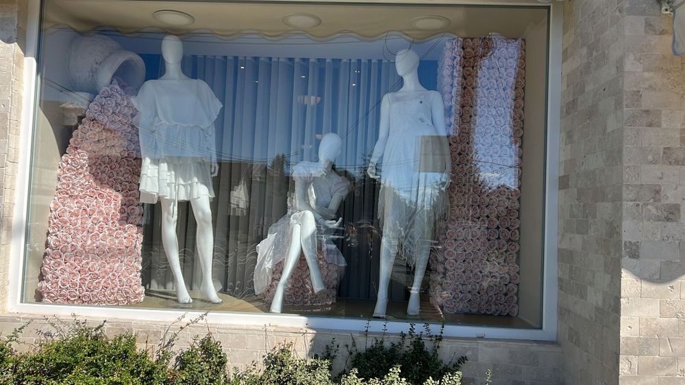 Manechini, Corp feminin cu suport din sticla,expunere haine,alb lucios