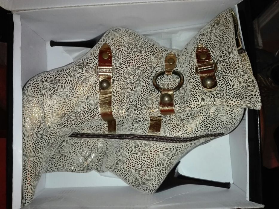 Продавам дамски боти