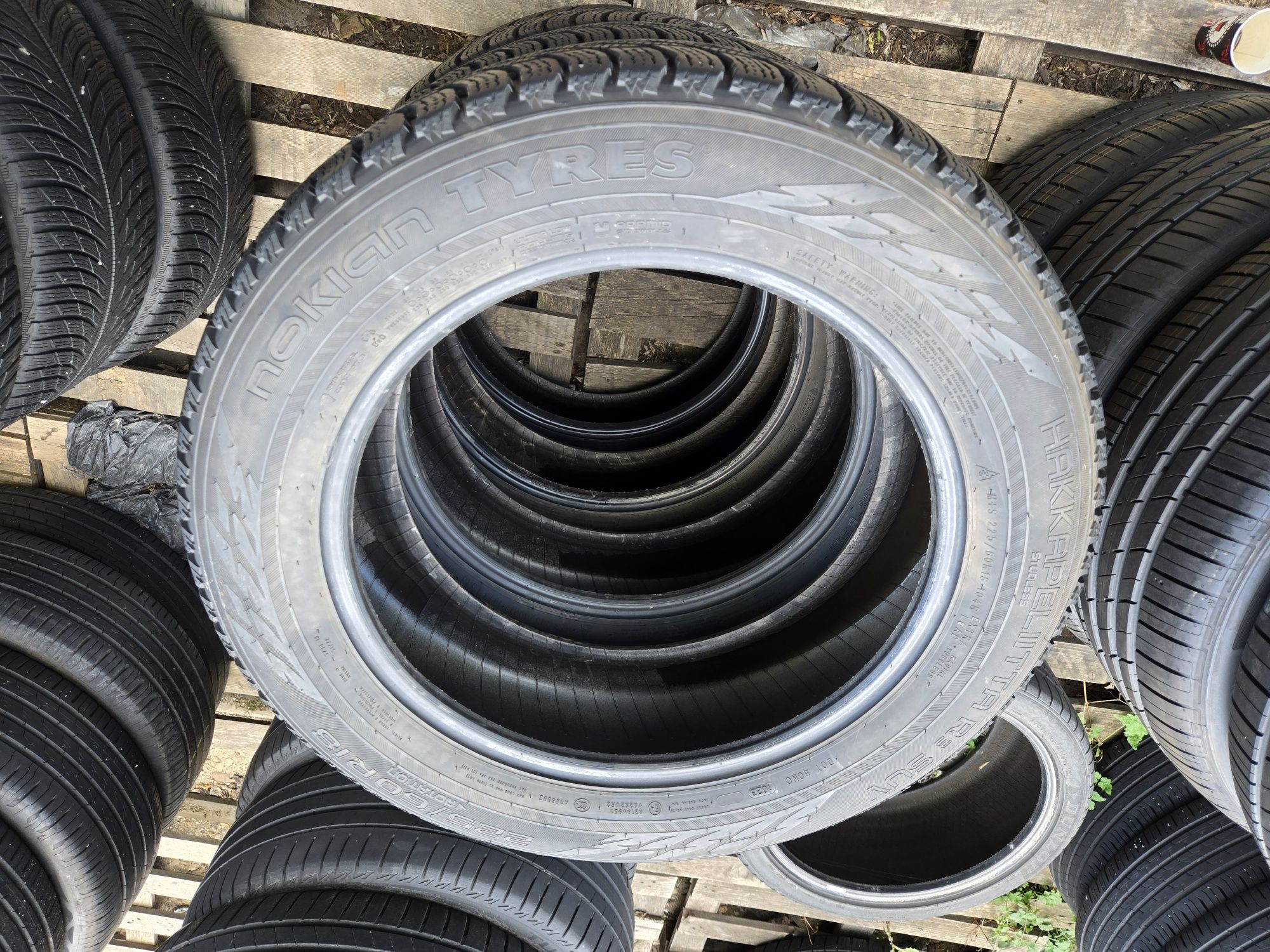 4бр. 225 60 18 Nokian зимни.