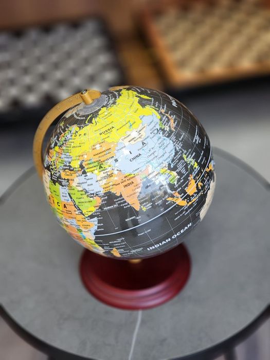 Глобус настольный с деревянной подставкой