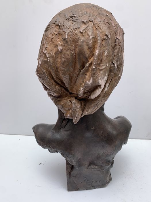 Скулптура бюст на африканска жена