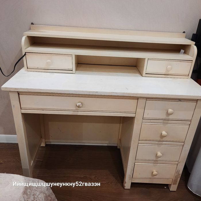 Ученический стол и подвесной полкой