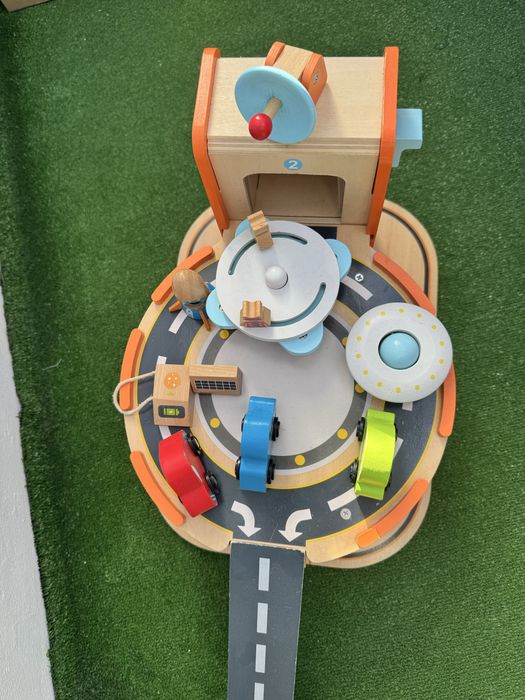 Дървена писта с колички Марсианци