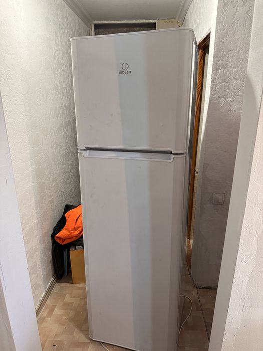 Холодильник Indesit рабочий