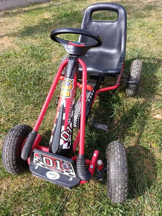 Vând cart cu pedale aproape nou.