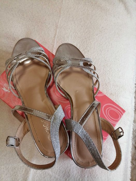 Продавам елегантни обувки и чехли