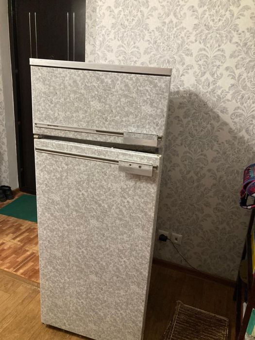 Холодильник рабочий, но старый