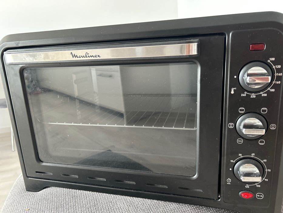 Mini oven Moulinex  este nou utilizat doar o data adus din Belgia.