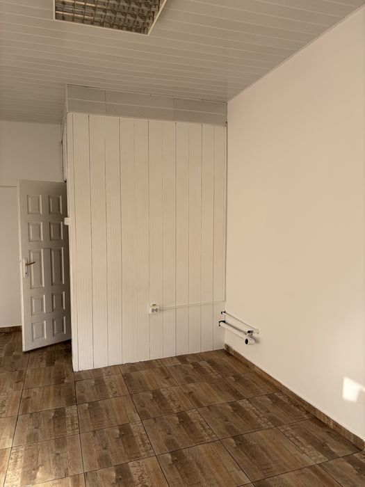 Inchiriez spatiu zona Crihala