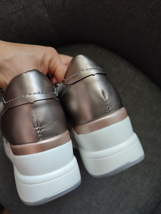 Нови сиви маратонки на платформа