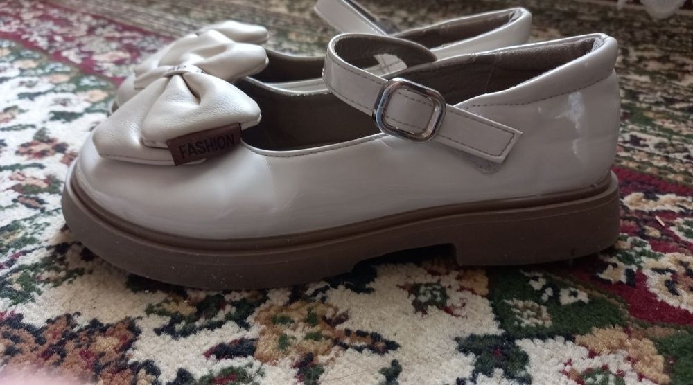 Продам туфли для девочки 7-8лет.