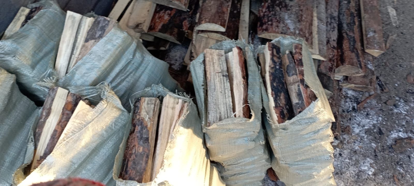 Дрова уголь в мешках  с бесплатной доставкой от 5 мешкоа