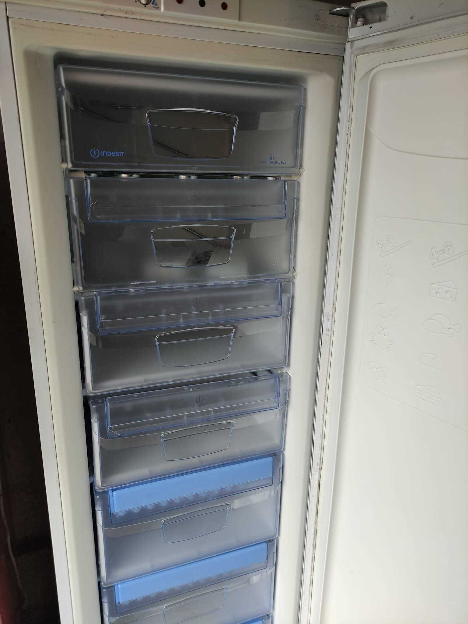 Фризер Indesit свободно стоящ