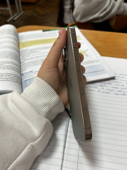 iPhone 16 pro,fara defecte vand urgent,mesaje in privat