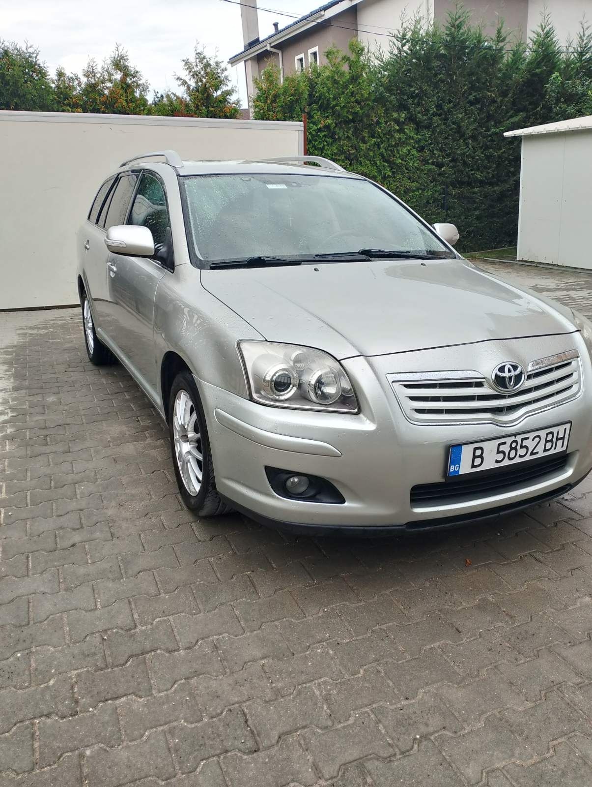 Продавам Тойота Авенсис