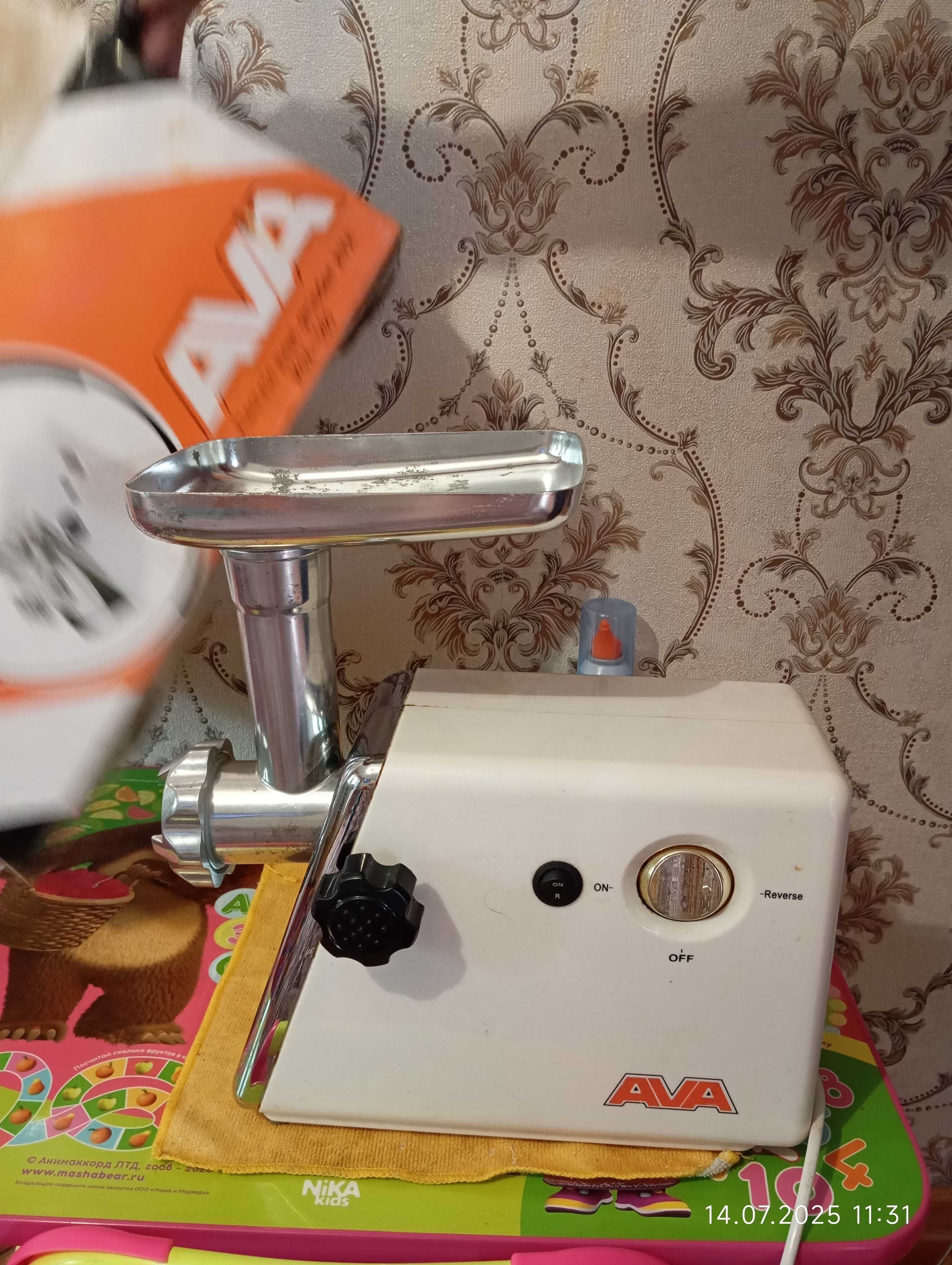 Продам электрическую мясорубку