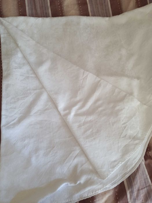 Ленена покривка за кръгла маса