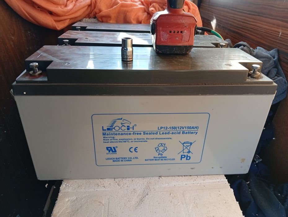 baterii si invertor fotovoltaice