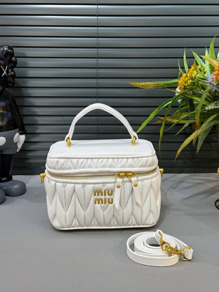 Geanta Miu Miu noua !!! Dimensiuni 22/16 !!!