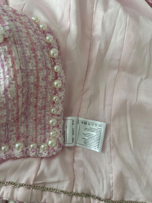 Много красиво сако Chanel.