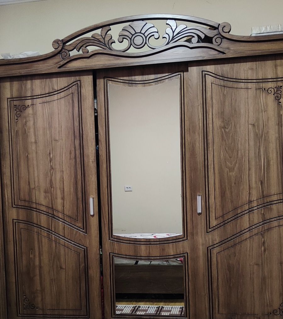 Mebel kravat matrasi bilan, oynali javon, tosh oyna,tumbochka