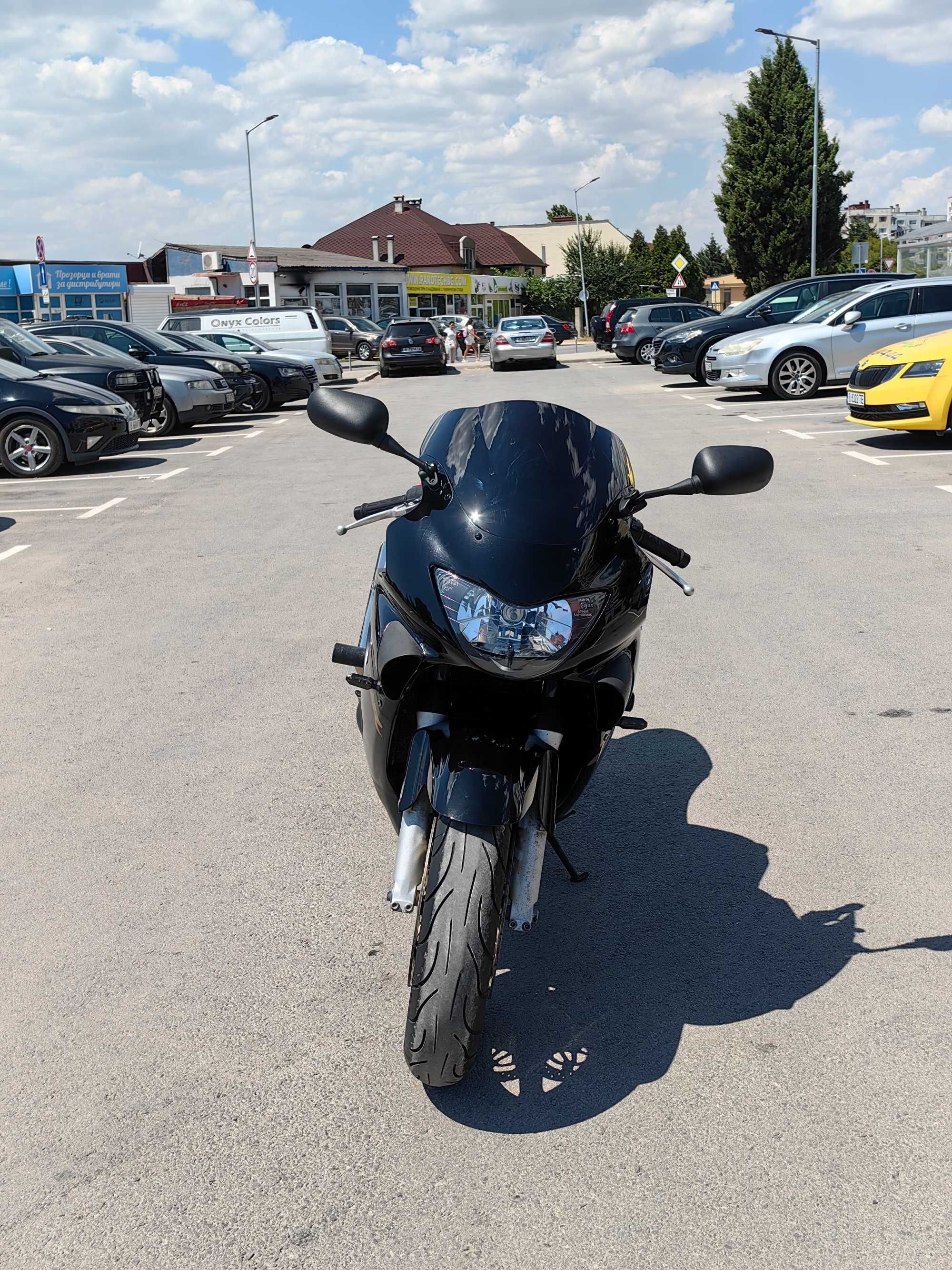 Honda CBR 600 много запазен и красив.
