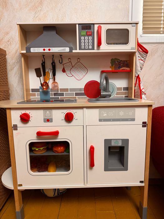 Детска дървена кухня – реалистична и забавна!