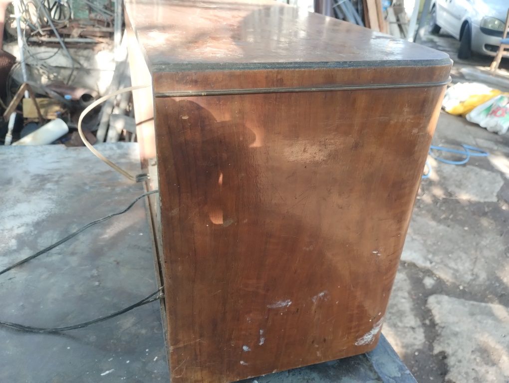 Продавам две ретро радиа и фар