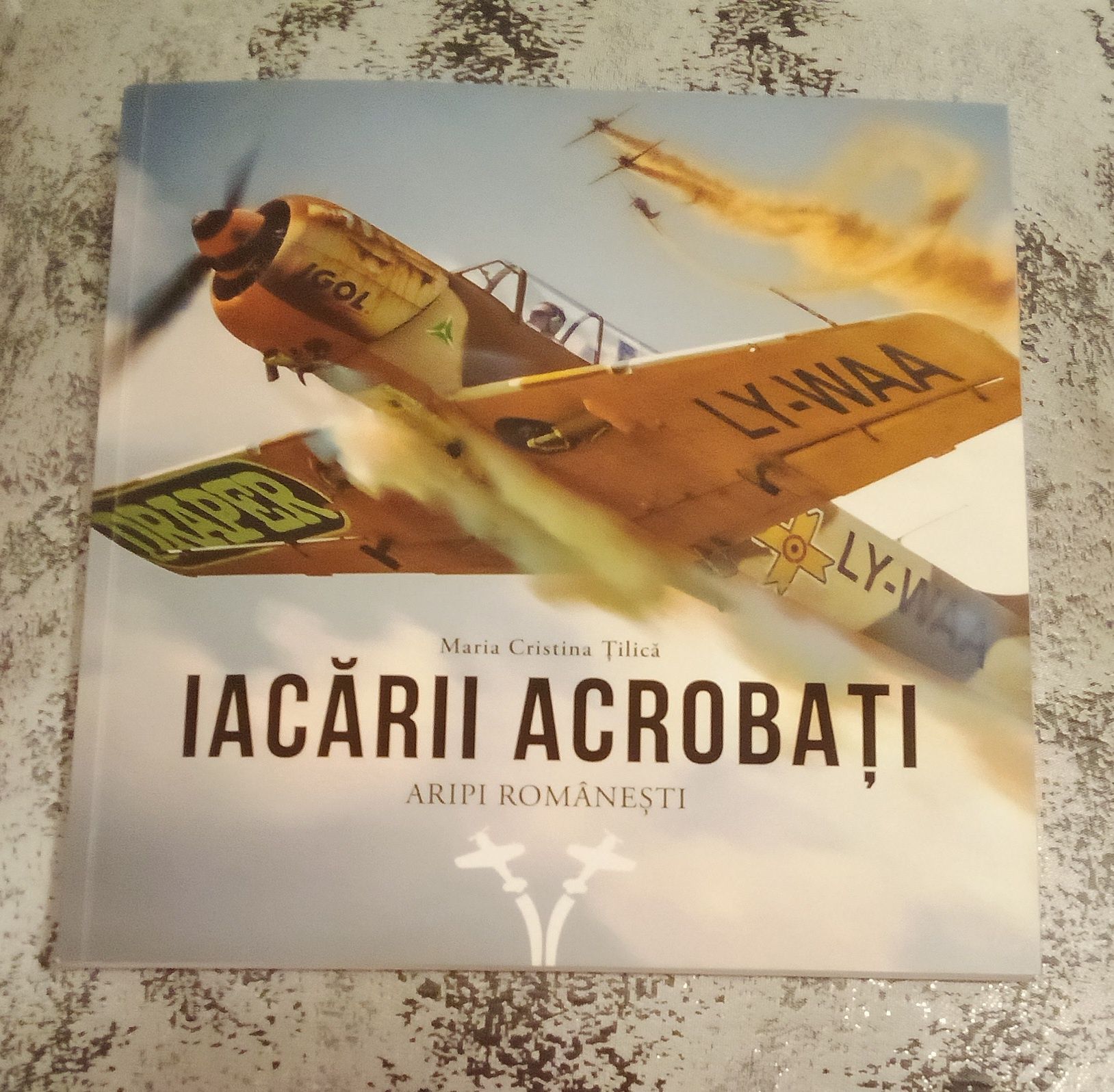 Carte "Iacarii acrobati. Aripi romanesti" de M. C. Tilica