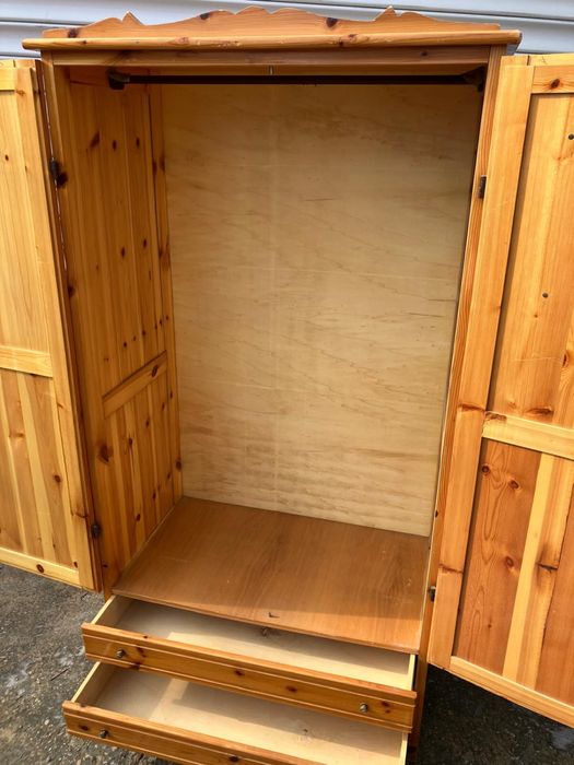 Двукрилен гардероб от масивно дърво