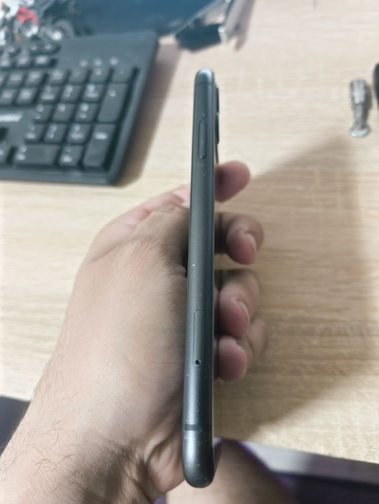 iPhone 11 64GB . Перфектно работещ!