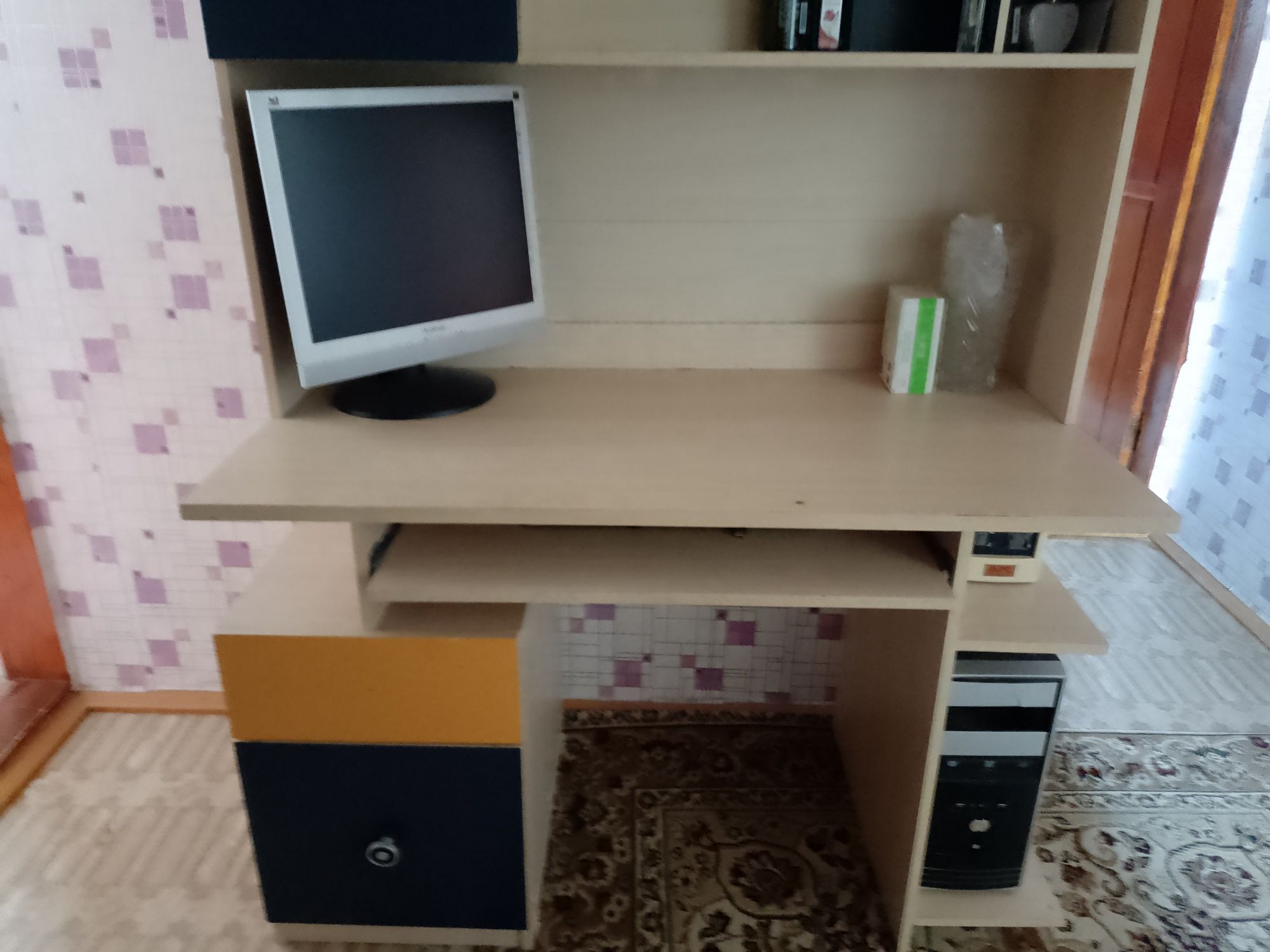 Продам компьютерный стол