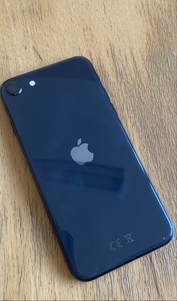 Продавам iPhone se 2020