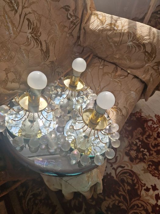 Продам люстру на три лампочки