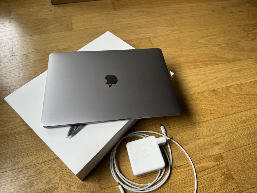 MacBook Pro 13”, Retina & Touchbar, 2GHz Quad-Core i5, 16 GB RAM, 512