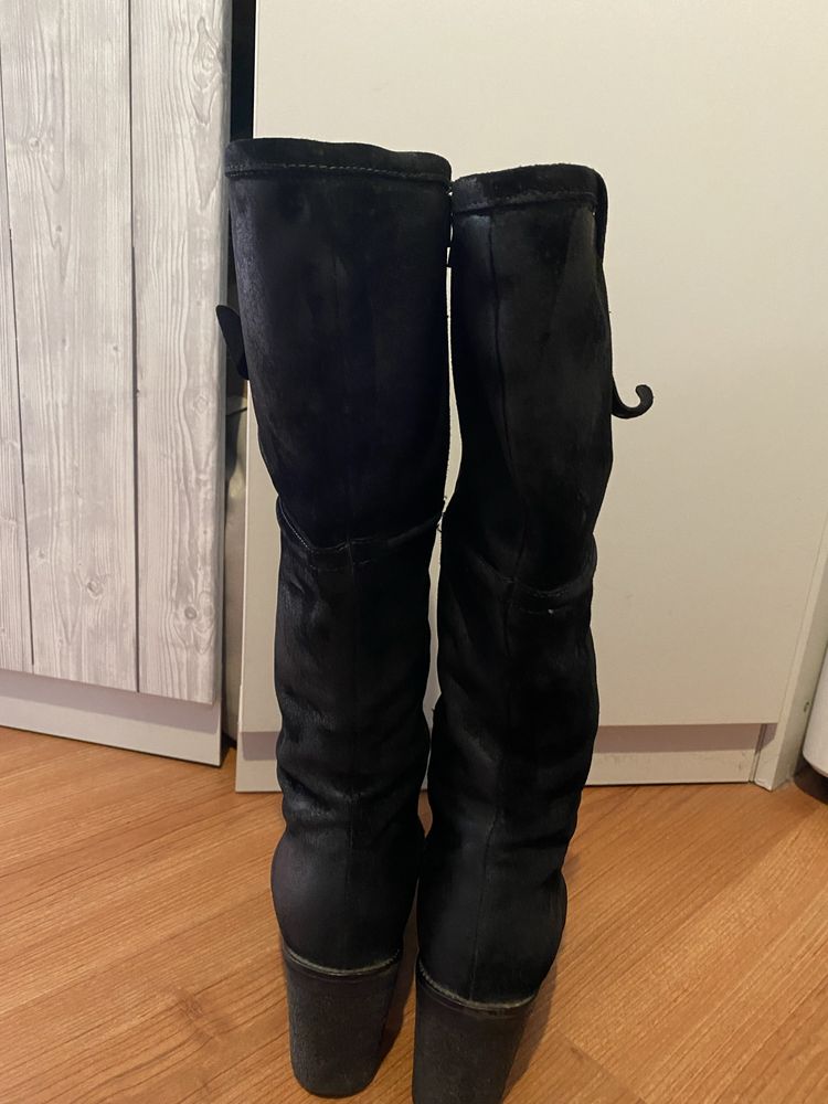 Vand cizme negre elegante cu toc din piele intoarsa marimea 39