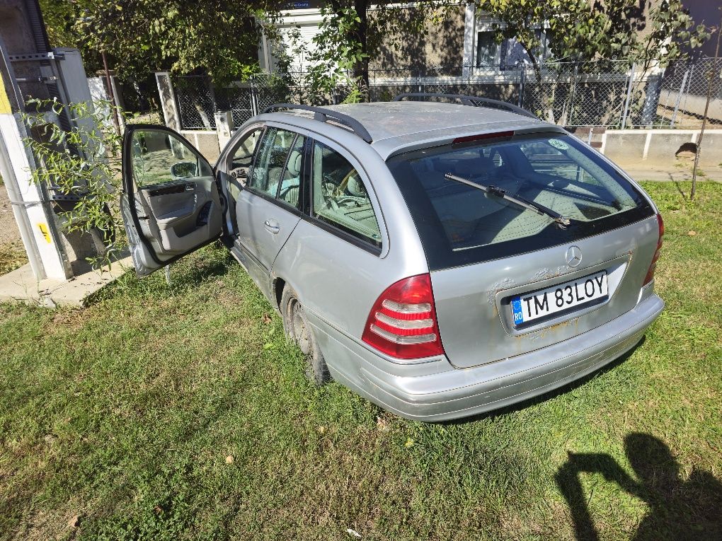 Dezmembrez Mercedes C class w203 2.2 cdi