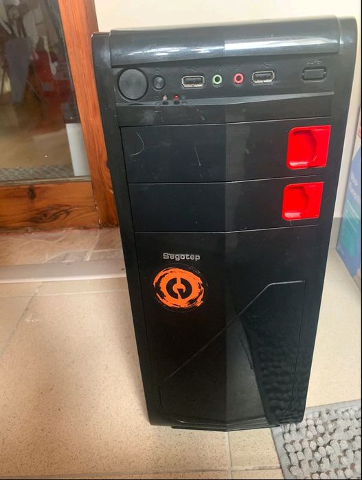 Настолен компютър +монитор +мишкар