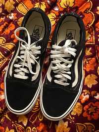 Vans old school.