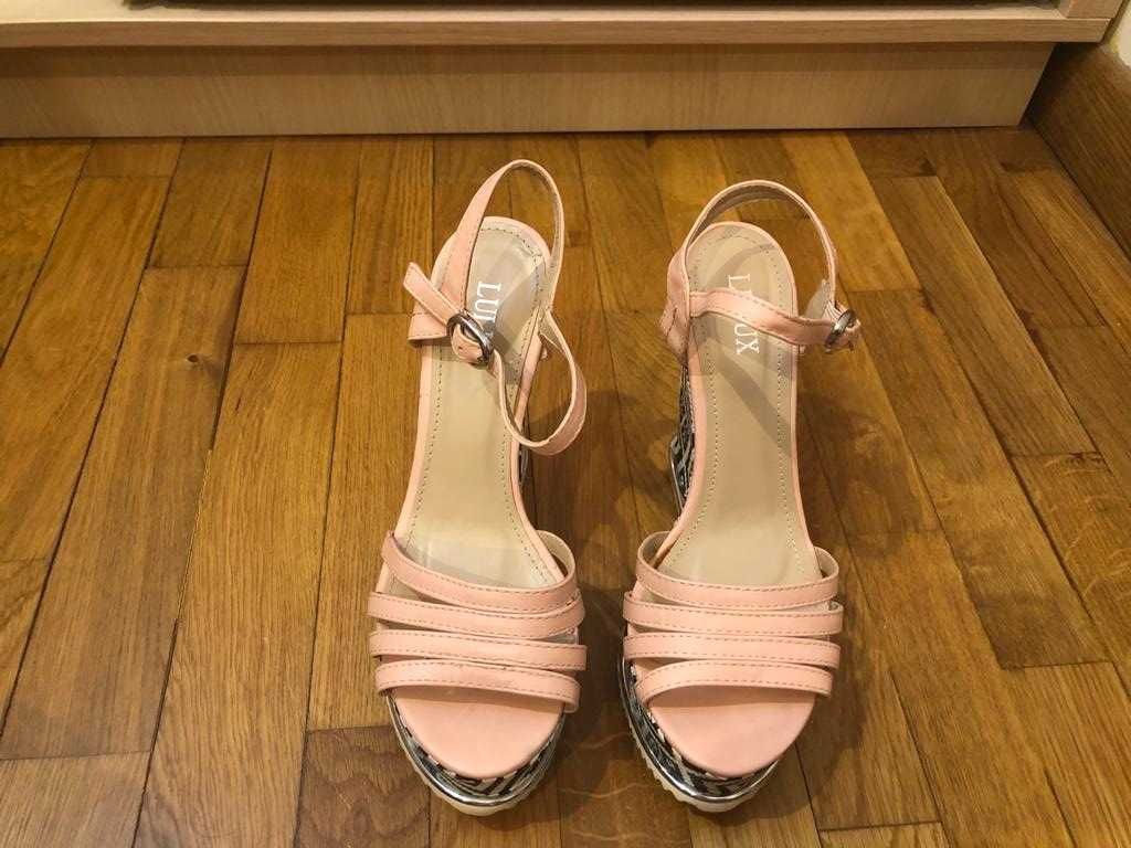 Sandale roz cu platforma 37