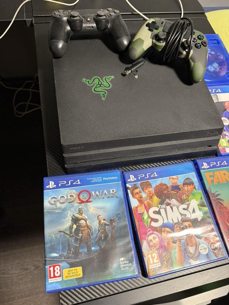 PS4 PRO 1T ,върви с четири игри и два джойстика