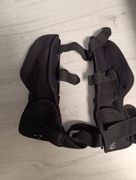 Casca ,mănuși, genunchere