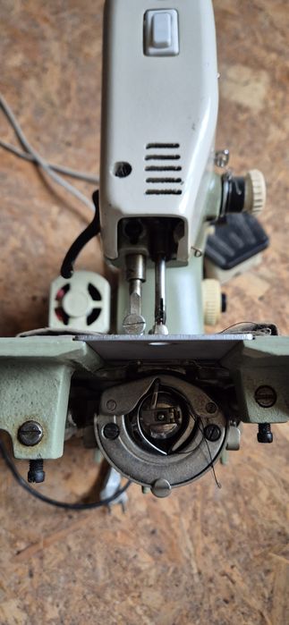 Masina de cusut Nuova Zig Zag provenienta Italia masina este electrica