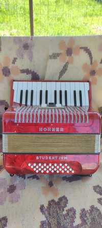 Vând acordeon Hohner student IVM