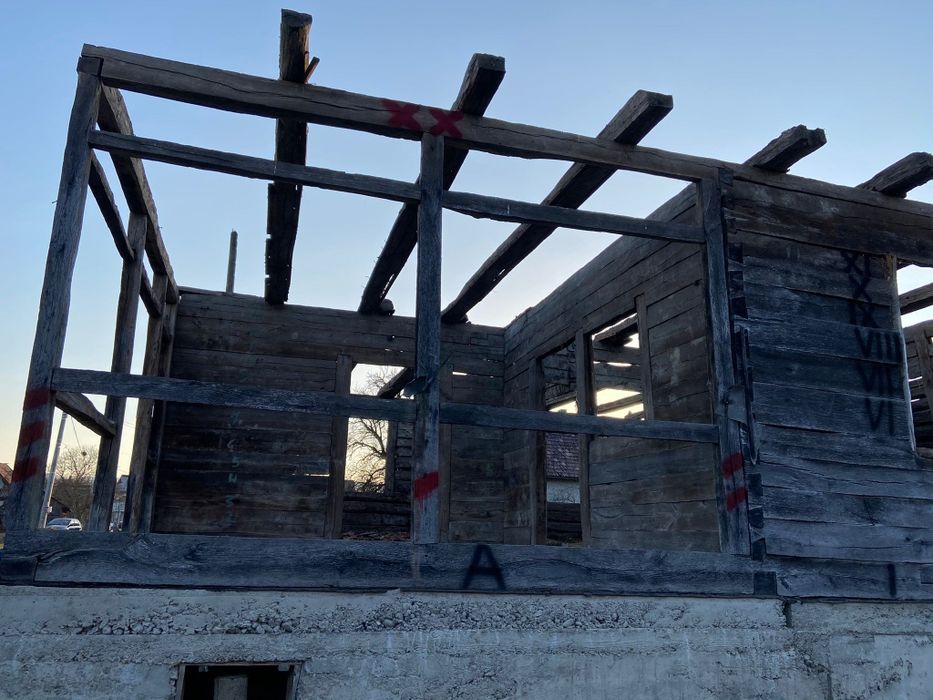 Casa din lemn de stejar, demontata si numerotata