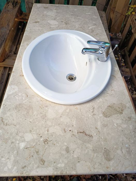 Плот с мивка от технически камък