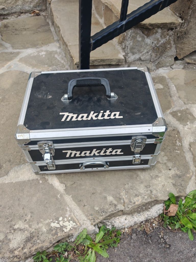 Продавам оригинален куфар макита