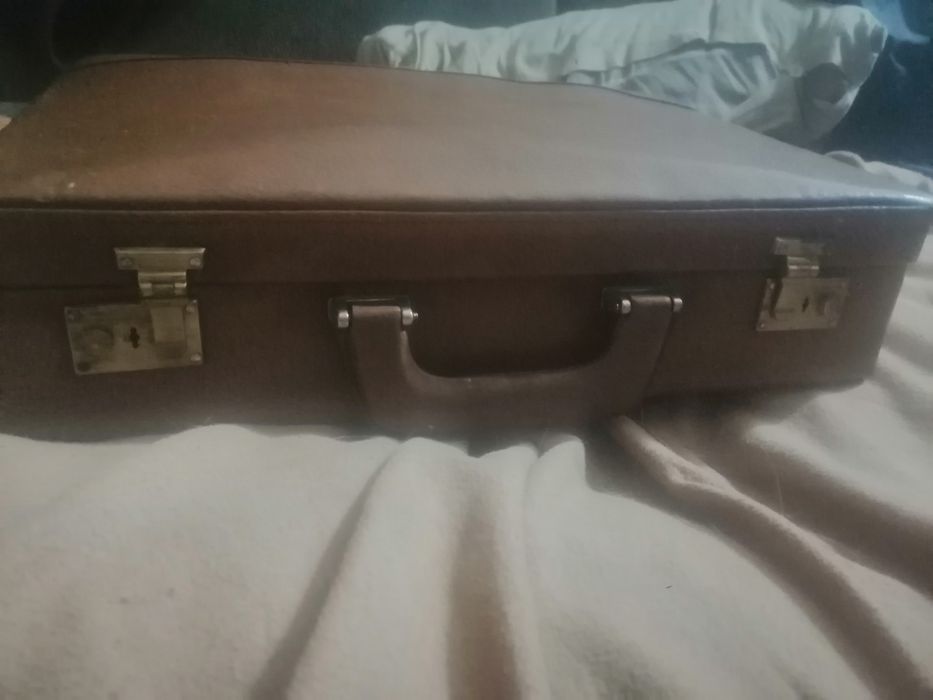 Продам чемодан коженный