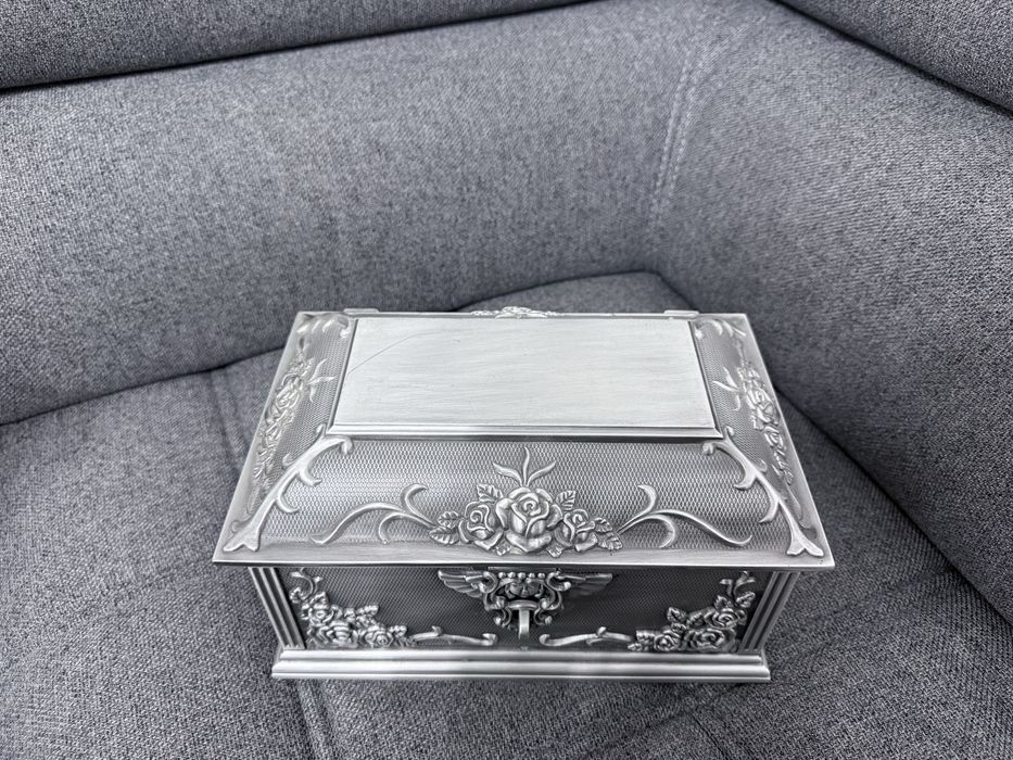 Cutie dijuterii din antimoniu