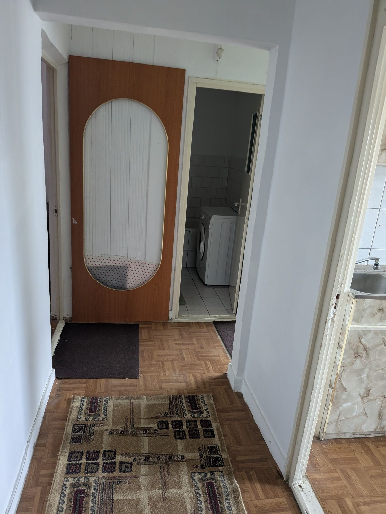 Închiriez apartament cu 2 camere decomandat